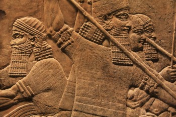 Roi néo-assyrien chassant : détail des ornements