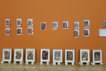 Accrochage des estampes de Kuniyoshi